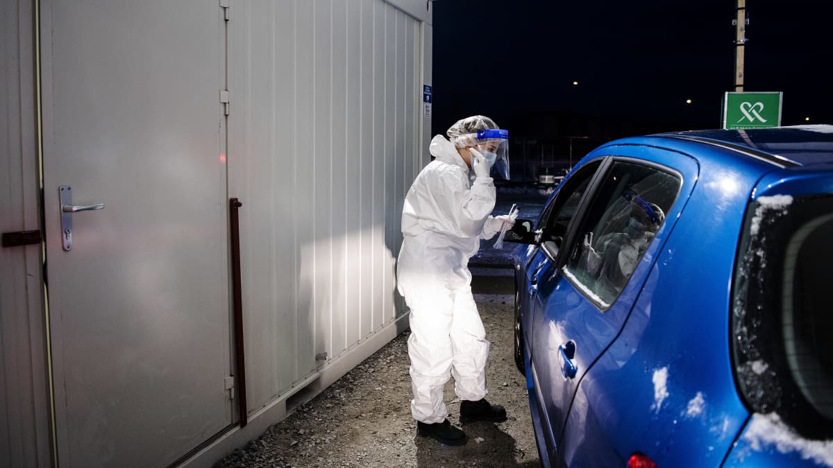 Mehiläisen drive-in-testausasemalla Helsingin Hernesaaressa tehtiin koronavirustestejä lumisessa säässä 4. tammikuuta 2021.