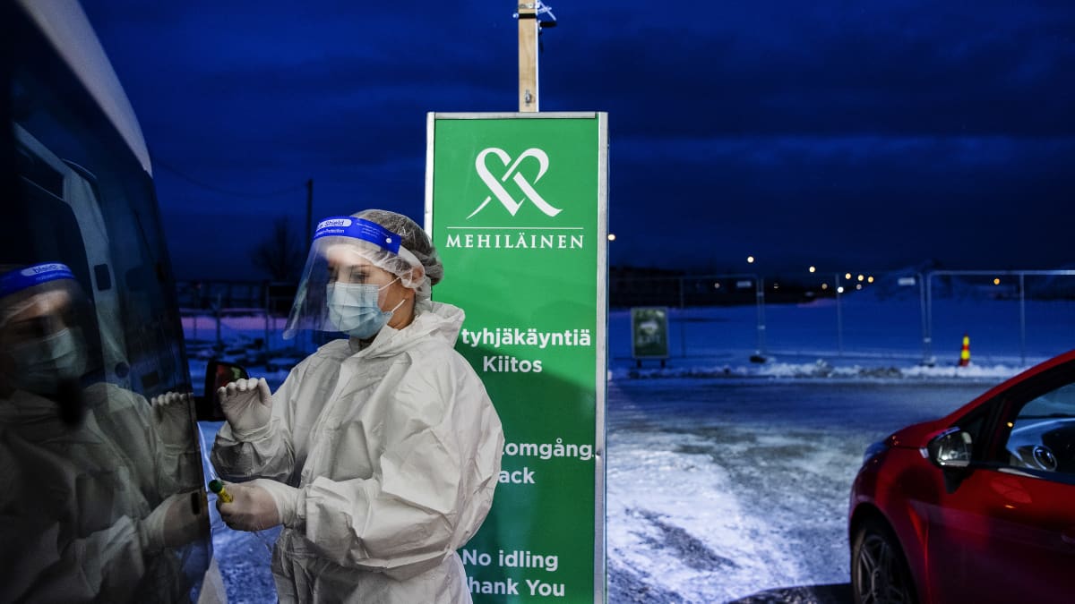Mehiläisen drive-in-testausasemalla Helsingin Hernesaaressa tehtiin koronavirustestejä lumisessa säässä 4. tammikuuta 2021.