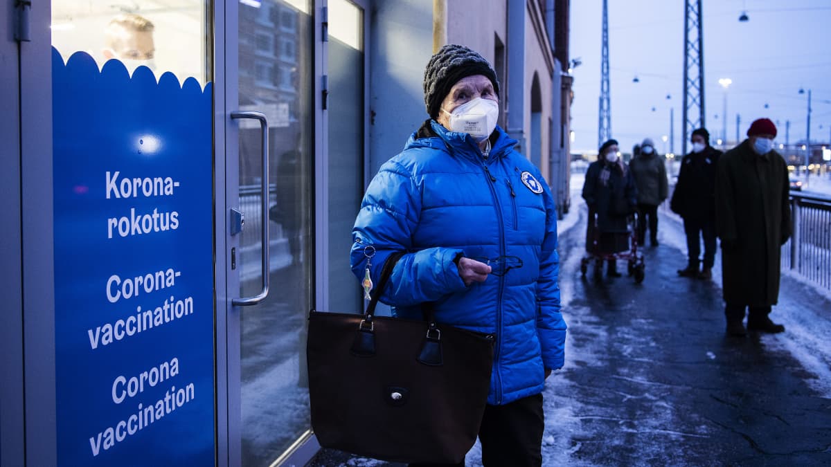 Ensimmäisten joukossa rokotuspaikalla oli Tuovi Rajahuhta, 88.