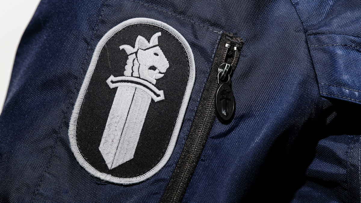 Yksityiskohta poliisin sinisessä virkapuvussa.