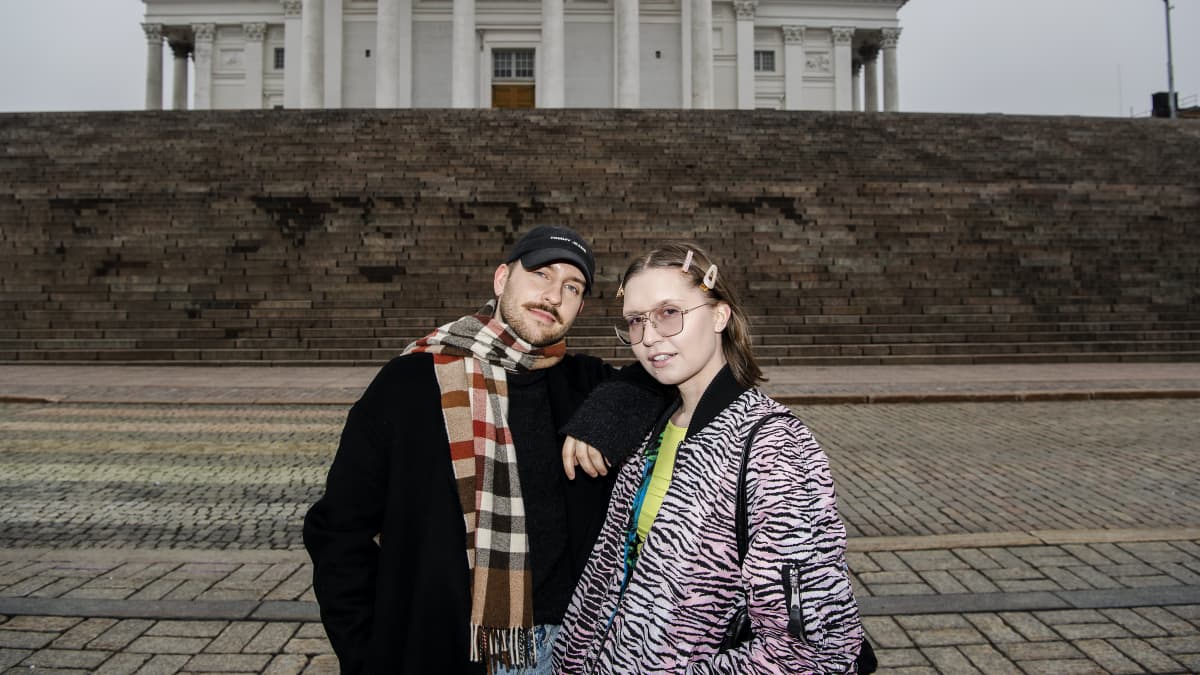 Arttu Mustonen ja Janita Autio Helsingin Tuomiokirkon portailla maaliskuussa.
