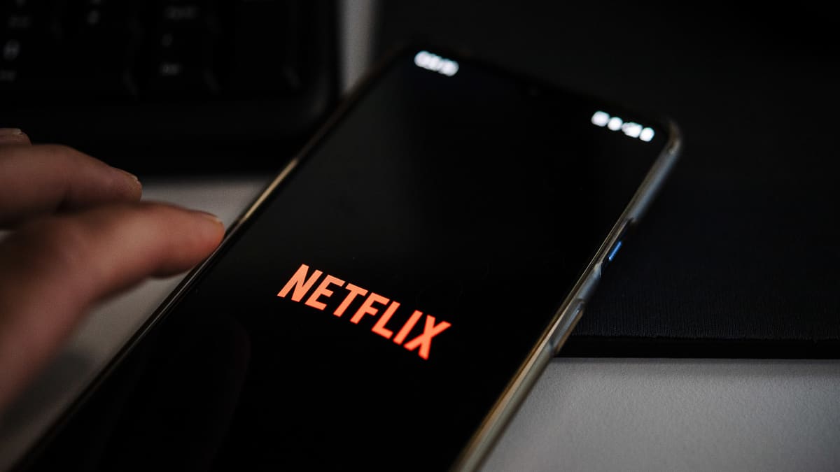 Netflix-sovellus OnePlus 7T-älypuhelimen ruudulla.