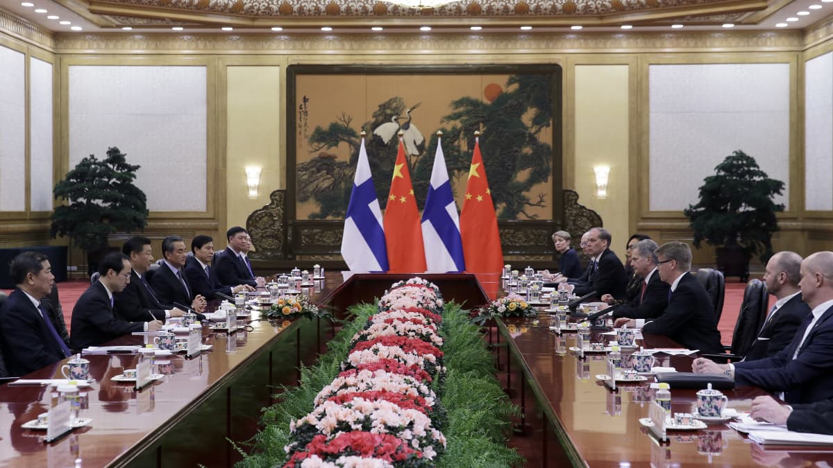 Kiinan presidentti Xi Jinping puhuu Suomen presidentti Sauli Niinistön kanssa heidän tapaamisensa aikana Kiinan kansantasavallan suuressa salissa Pekingissä, tammikuussa 2019.