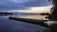 Laituri auringonlaskua vasten.