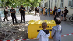 Poliiseja valvomassa tapahtumapaikkaa Annecyssa.