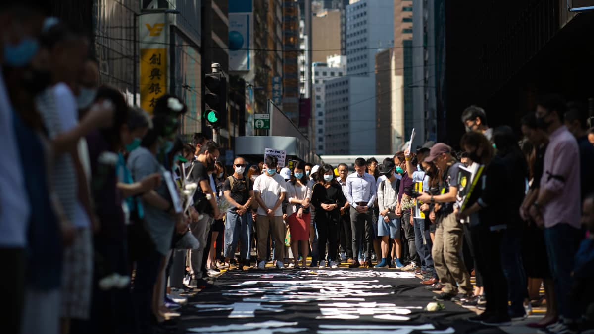 Hongkongin keskustassa mielenosoittajat hiljentyivät minuutiksi kunnioittamaan perjantaina kuolleen opiskelijan muistoa.