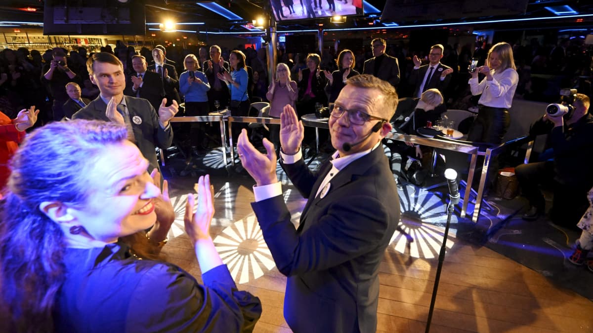 Kokoomuksen varapuheenjohtaja Anna-Kaisa Ikonen ja puheenjohtaja Petteri Orpo kokoomuksen vaaliristeilyllä Suomenlahdella 28. tammikuuta 2023.