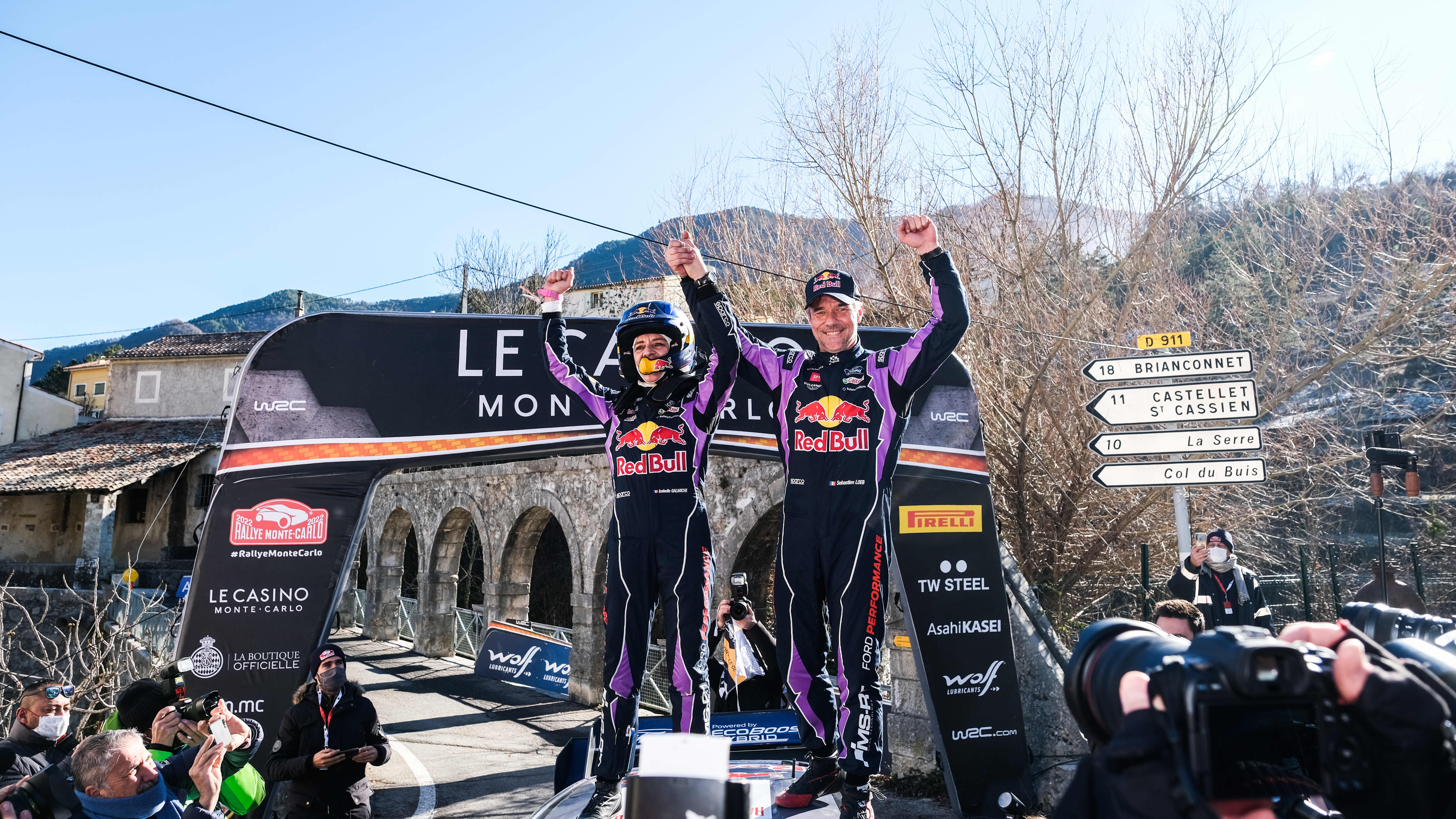 Isabelle Galmiche ja Sebastien Loeb juhlivat voittoa Monte Carlon MM-rallissa 2022.