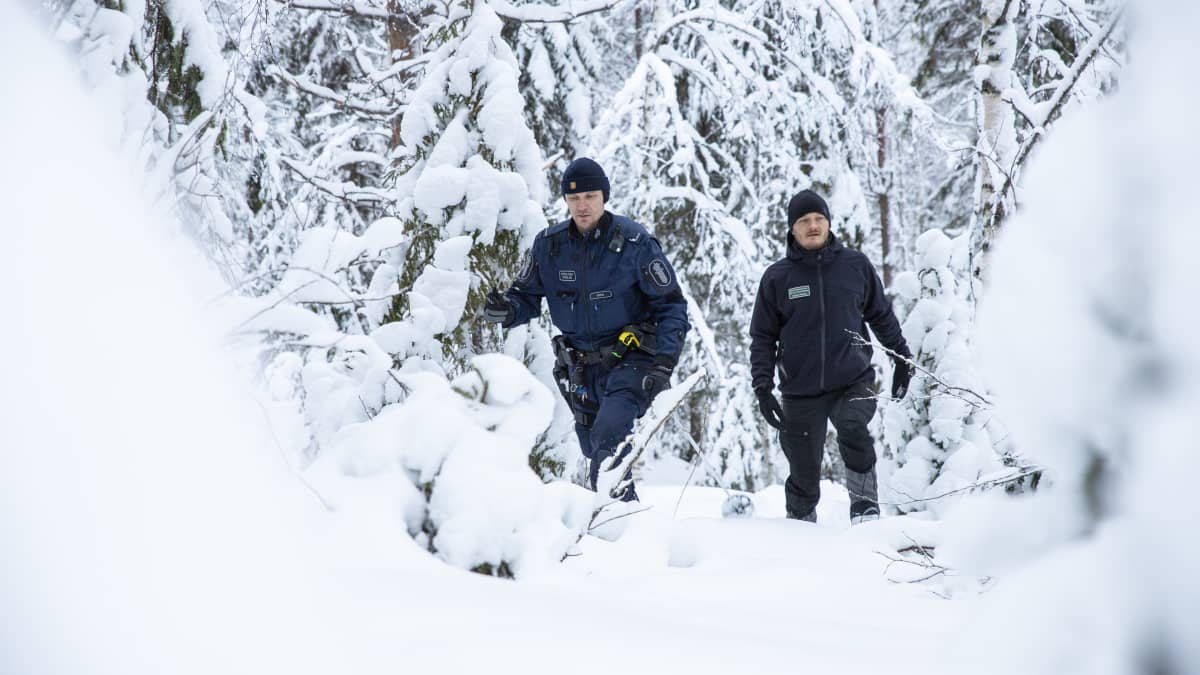 erätarkastaja Tobias Peura ja vanhempi konstaapeli Kimmo Örn etsivät susien jälkiä lumisessä metsässä