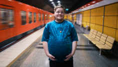 Raskaana oleva Nooa Sammalkäpy poseeraa metroasemalla.