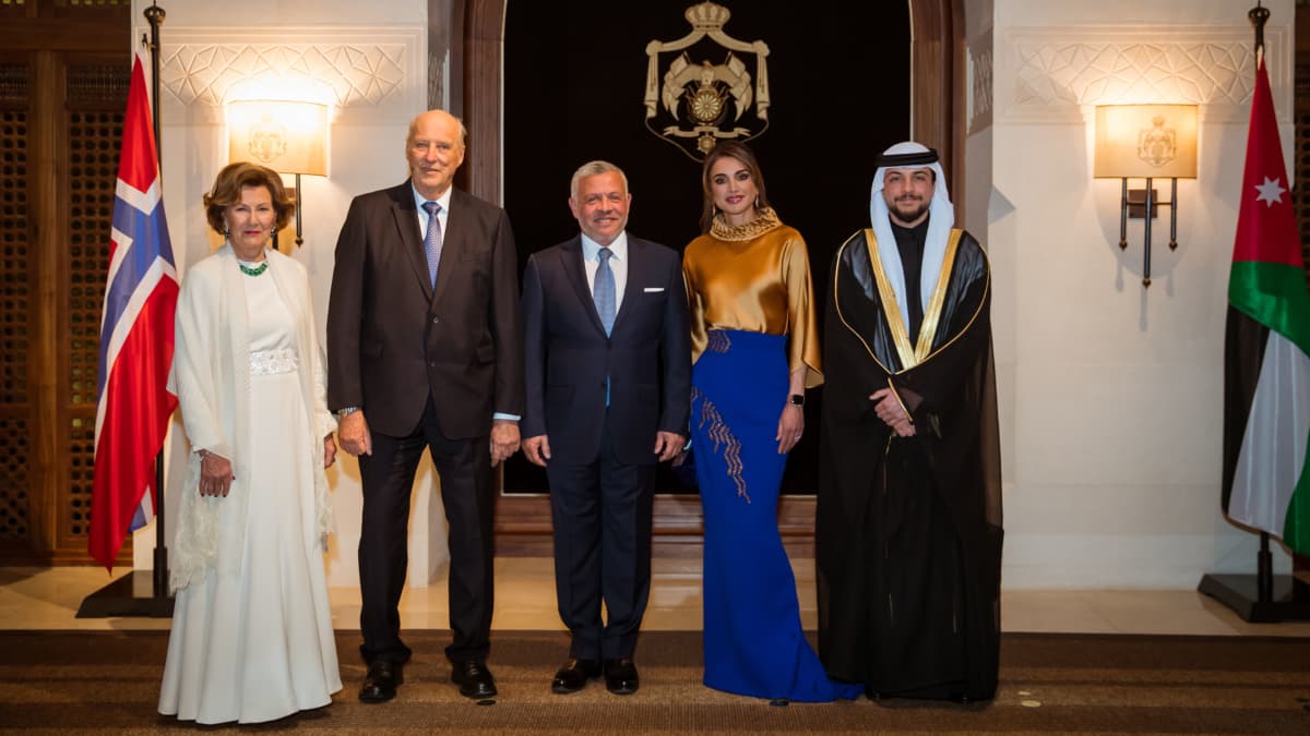 Kuningatar Sonja, kuningas Harald, kuningas Abdullah, kuningatar Rania ja kruununprinssi Hussein rinnakkain.