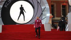 Daniel Craig poseeraa valokuvaajille 'No Time To Die'-elokuvan ensi-illassa 28. syyskuuta.