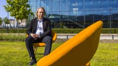 Teppo Kröger, yhteiskuntapolitiikan professori, istuu oranssilla tuolilla.