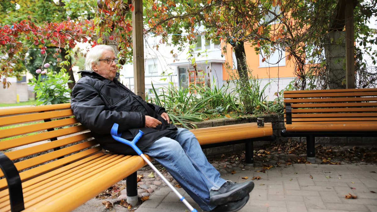 Turkulainen Jyrkkälän lähiö. Asukas istuu ruskan värittämässä pihapergolassa. 