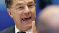 Mark Rutte tilaisuudessa sormi pystyssä.