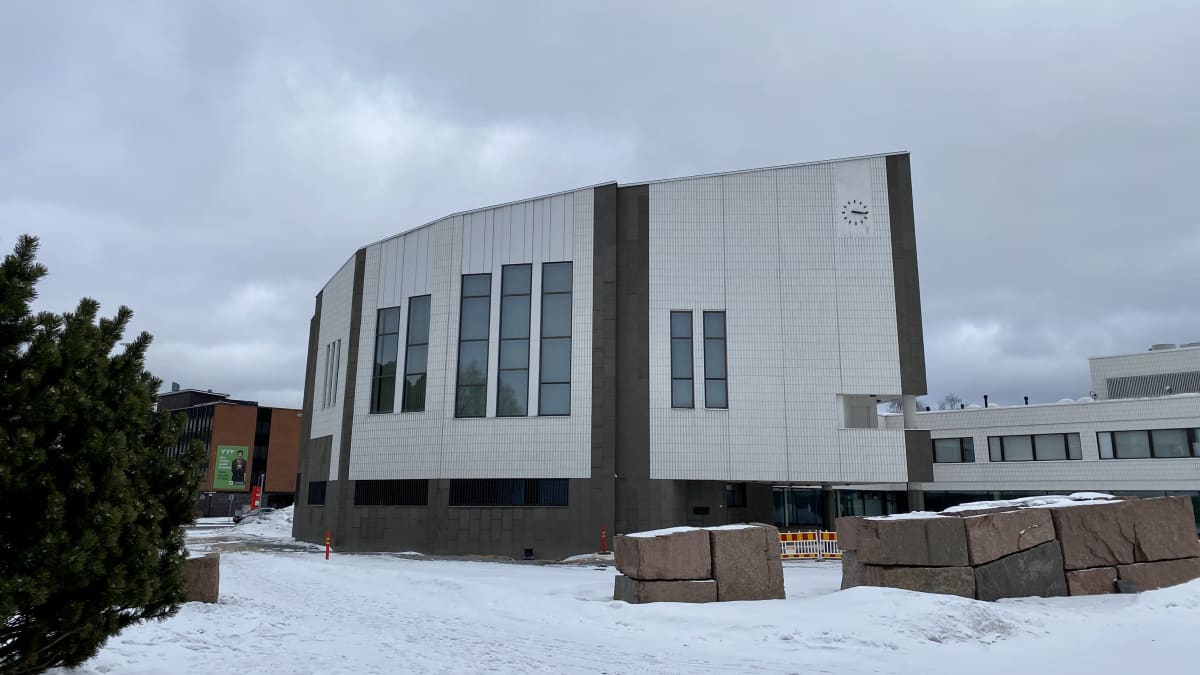 Rovaniemen kaupungintalo, luminen maa.