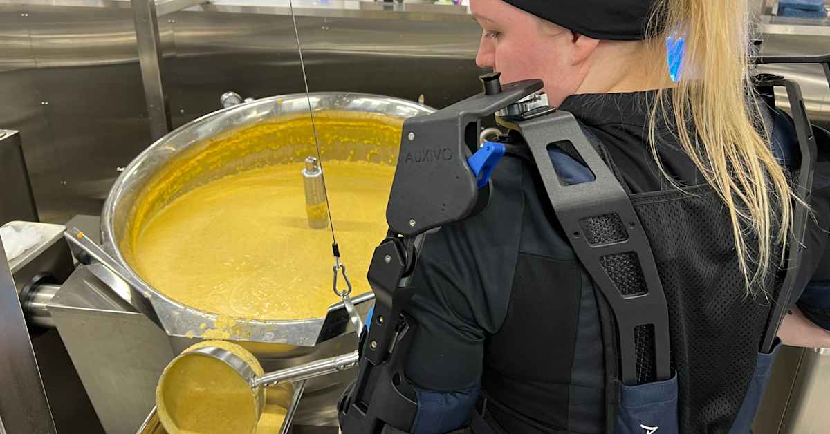 Ulkoiset tukirangat ovat tulleet koulun keittiöihin ja kaupan alalle – nyt raisiolaiskokki kauhoo keittoa keveästi