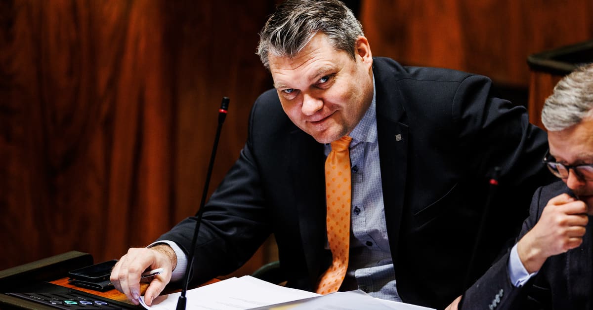 Keskustan ht ril inen Kansanedustaja Mikko Savola Aloittaa T n n 