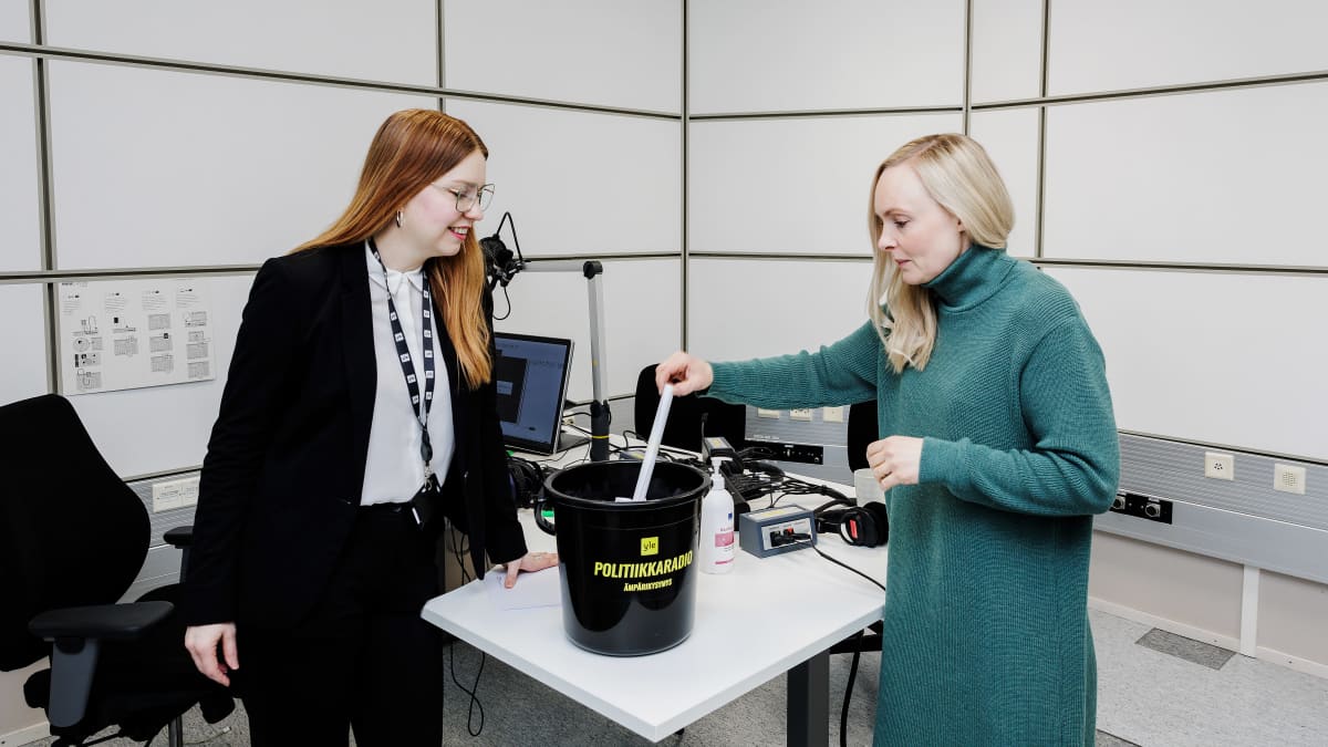 Vihreiden puheenjohtaja Maria Ohisalo osallistui Politiikkaradion vaalitenttiin.