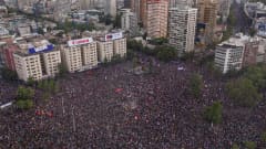 Sadatuhannet ihmiset vaativat taloudellisia uudistuksia Chilessä