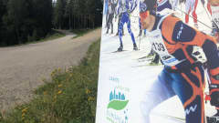 Finlandia-hiihdon mainoskyltti Lahden urheilukeskuksen maastossa kesällä 2020.
