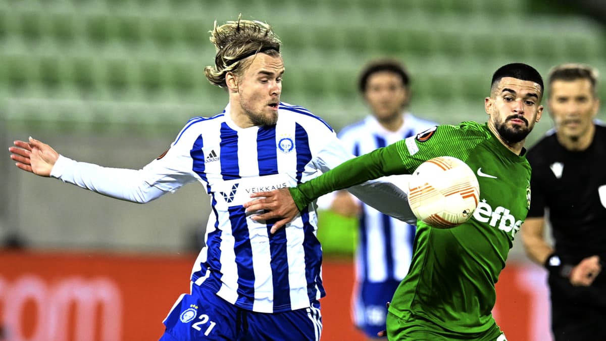 Ludogoretsin Cauly ja HJK:n Santeri Väänänen kaksinkamppailussa 13.10. 2022