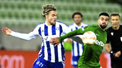 Ludogoretsin Cauly ja HJK:n Santeri Väänänen kaksinkamppailussa 13.10.2022.