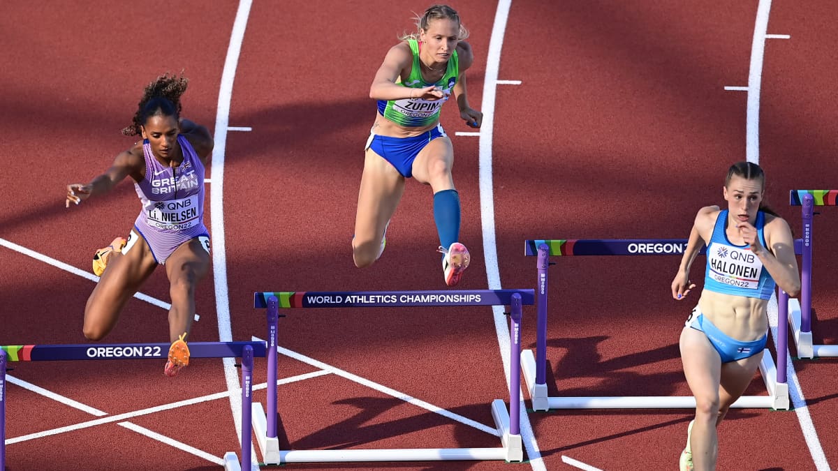 Kristiina Halonen juoksemassa 400 metrin aitojen alkuerissä Oregonin MM-kisoissa.