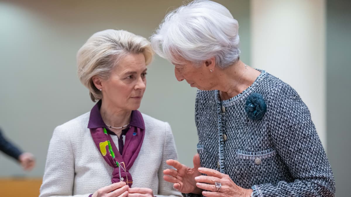 IMF:n Christine Lagarde ja komission puheenjohtaja Ursula von der Leyen keskustelivat eurohuippukokouksessa Brysselissä perjantaina.