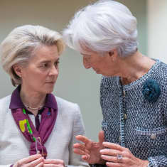 IMF:n Christine Lagarde ja komission puheenjohtaja Ursula von der Leyen keskustelivat eurohuippukokouksessa Brysselissä perjantaina.
