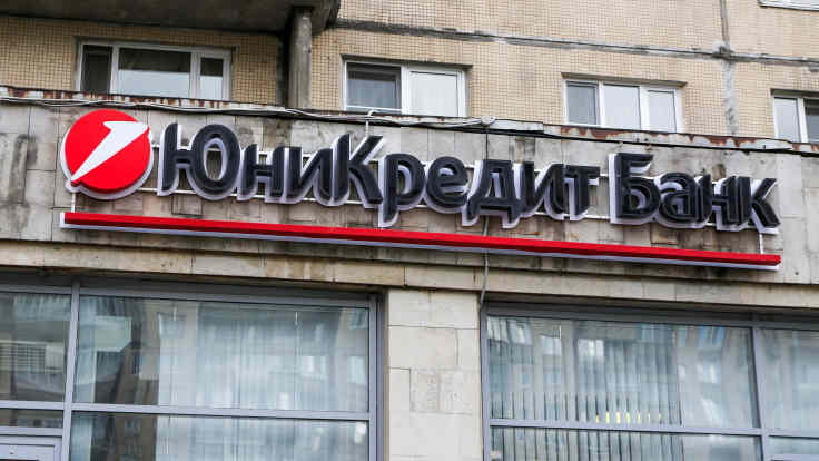 Italialaisen Unicredit-pankin logo venäjäksi talon seinässä