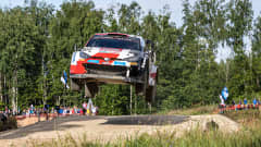 Kalle Rovanperän auto ilmassa Viron MM-rallissa.