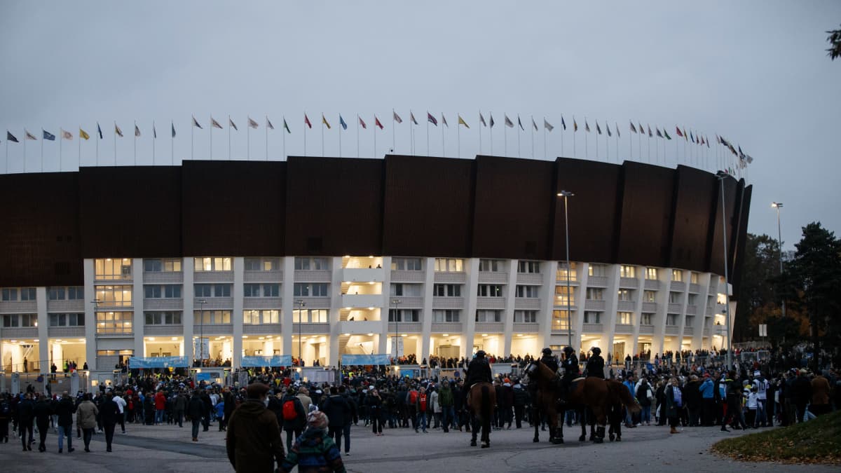 Ihmisiä Olympiastadionin ulkopuolella ennen Suomi-Ukraina -ottelua 9.10.2021.