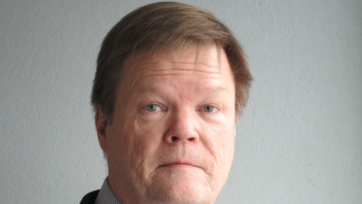 Lääkintöneuvos Tapani Hämäläinen sosiaali- ja terveysministeriöstä.