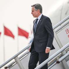 Yhdysvaltain ulkoministeri Antony Blinken laskeutui lentokoneesta Pekinginssä 25.2.2024.