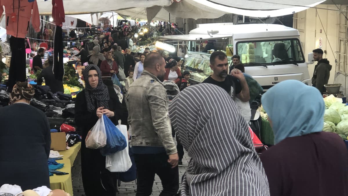Istanbulin Okmeydanin torilla ei ole pulaa tavaroista, mutta hinnat ovat monille liian korkeat.