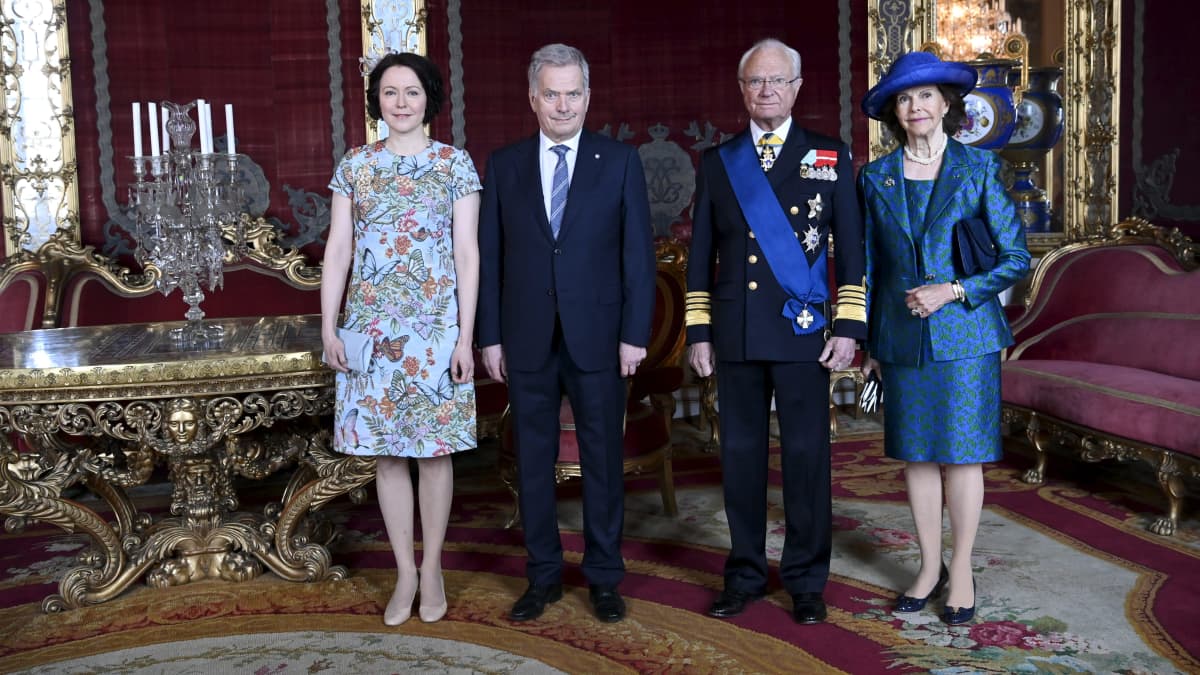 President Sauli Niinistö och fru Jenni Haukio poserar tillsammans med kung Carl XVI Gustaf och drottning Silvia på statsbesöket i Sverige den 17 maj 2022.