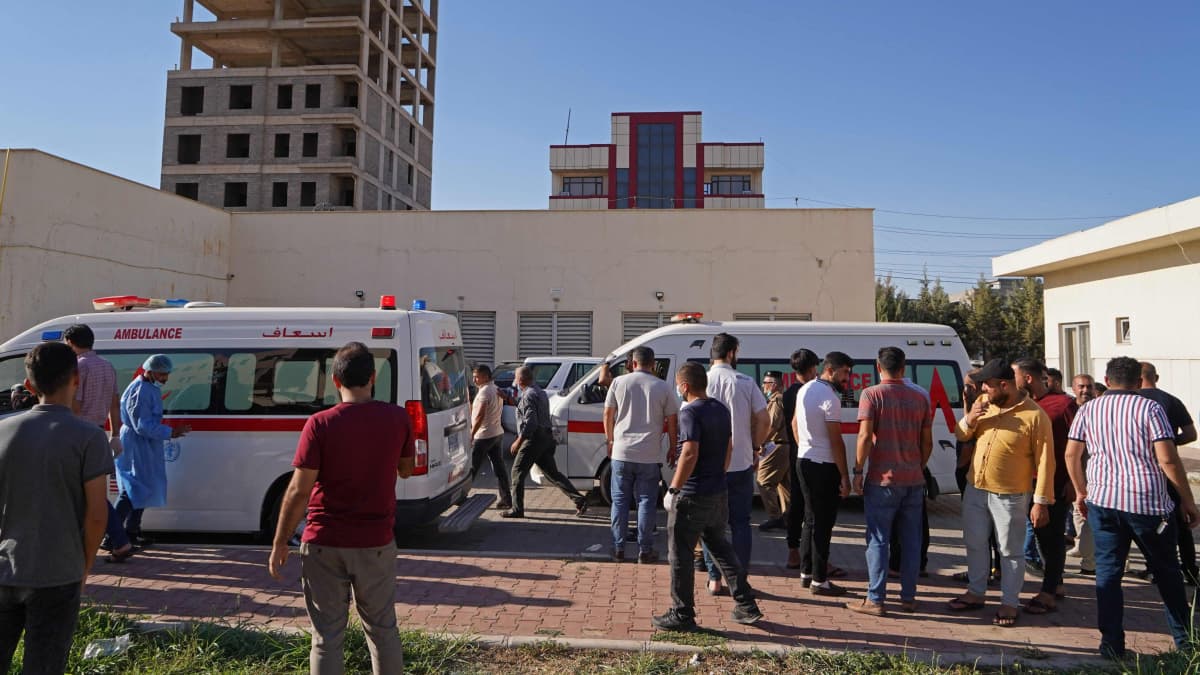 Ambulansseja ja ihmisiä sairalaan edessä Irakin kurdialueella.