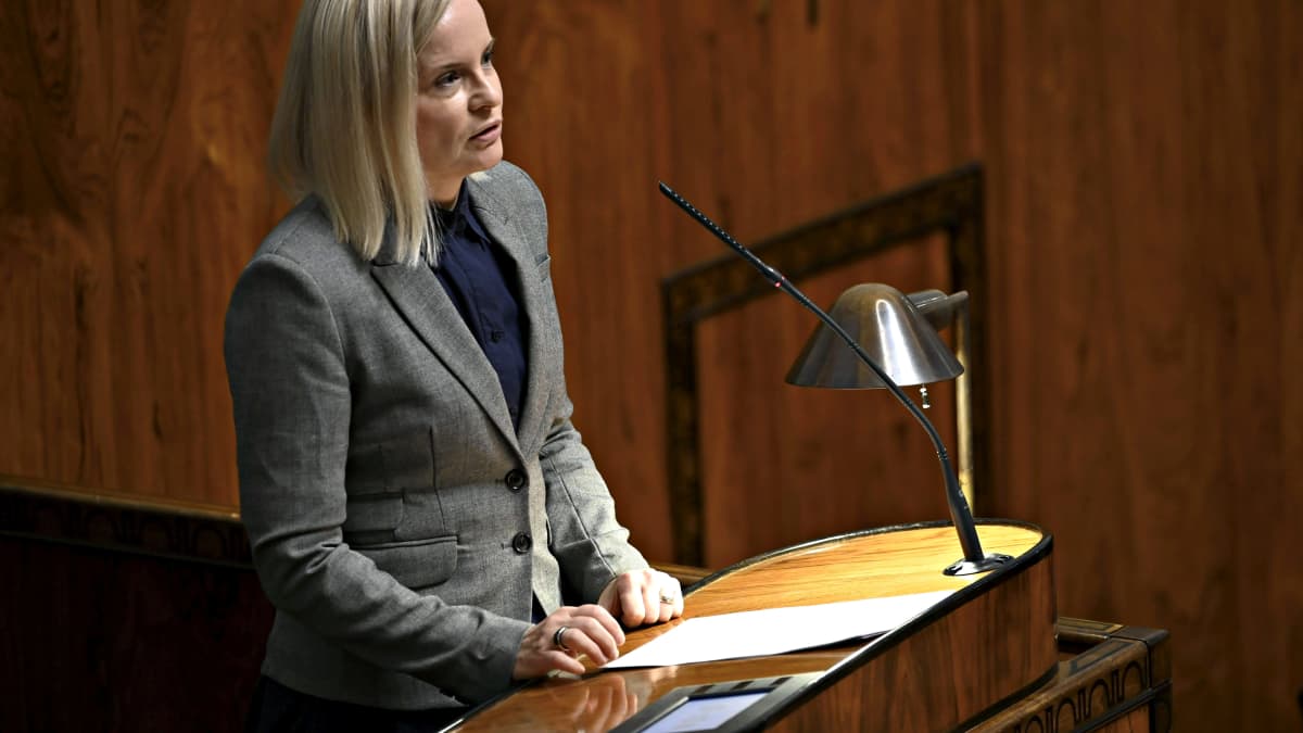 Perussuomalaisten Riikka Purra piti vastauspuheenvuoron eduskunnan täysistunnossa Helsingissä 5. lokakuuta 2022.