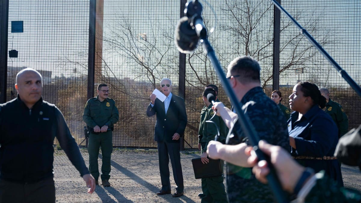 Yhdysvaltain presidentti Joe Biden vieraili Meksikon rajalla. Taustalla näkyy raja-aita
