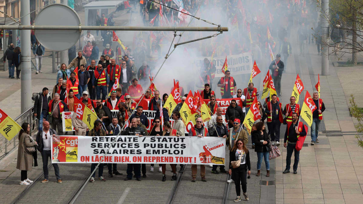 Demonstranter håller upp en banderoll där det står "Pensioner, offentliga tjänster, löner, sysselsättning. Vi ger inte upp, vi tar tillbaka allt" . 