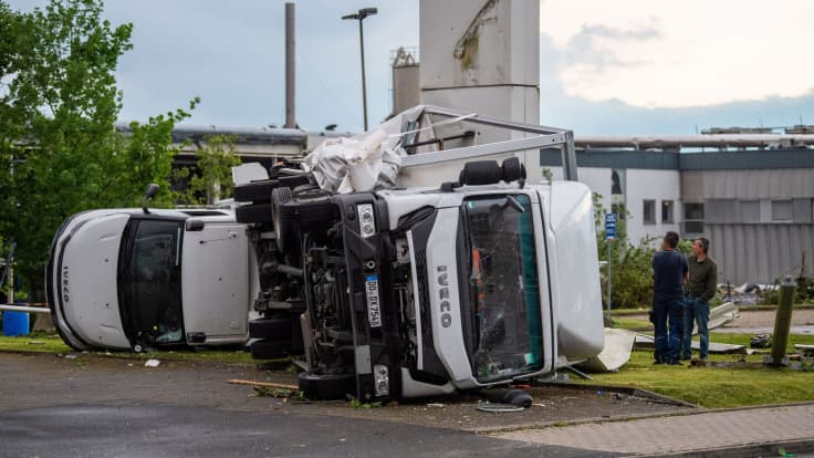 Kaksi myrskyn jäljiltä kaatunutta autoa Paderbornin kaupungissa Saksassa.
