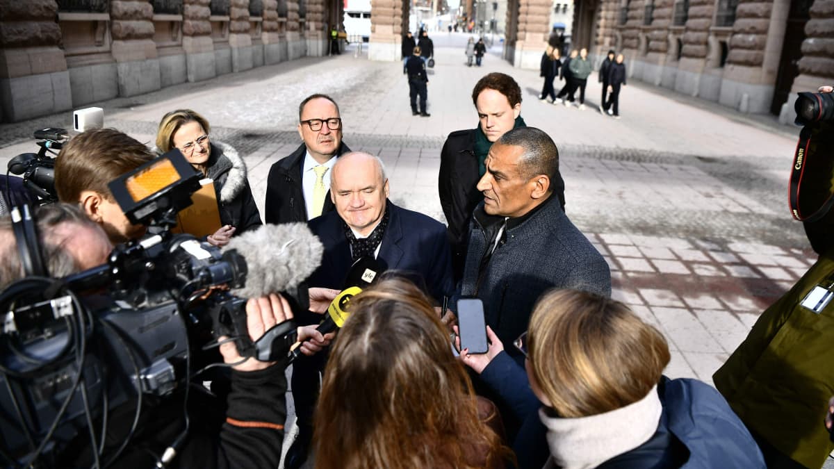Unkarin valtuuskuntaa johtava Unkarin parlamentin varapuhemies Csaba Hende kommentoi lehdistölle Tukholmassa.
