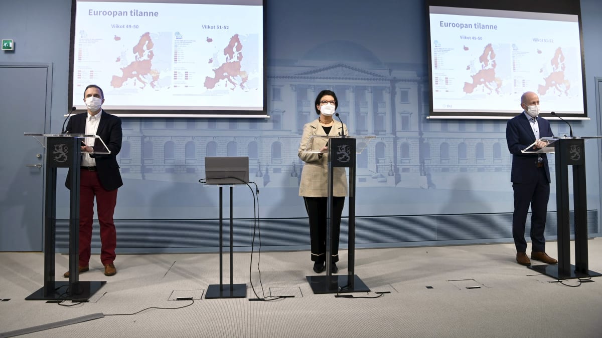 Pasi Pohjola,  Liisa-Maria Voipio-Pulkki ja Otto Helve tiedotustilaisuudessa.