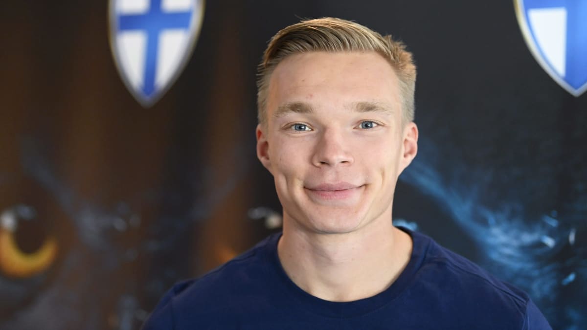 Ilmari Niskanen Suomen jalkapallomaajoukkueen tiedotustilaisuudessa Helsingissä 1.6.2022.
