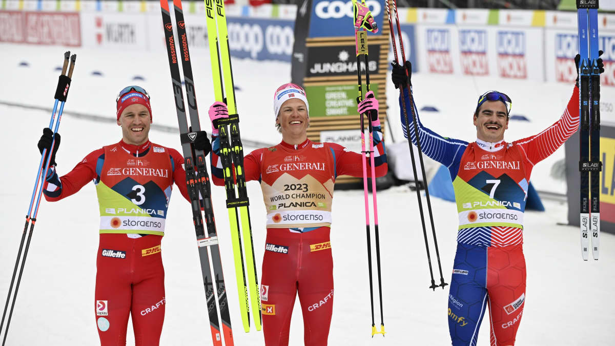 Miesten sprintin mitalikolmikko, Norjan Pål Golbergille hopeaa, Johannes Hösflot Kläbolle kultaa ja Ranskan Jules Chappazille pronssia.