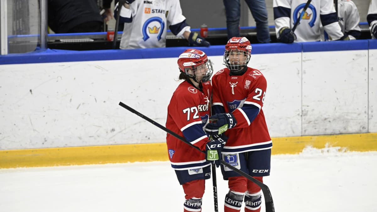  HIFK:n Clara Rozier (vas.) ja Sanni Vanhanen juhlivat maalia jääkiekon naisten Liigan ensimmäisessä loppuottelussa HIFK - Kiekko-Espoo Helsingissä.