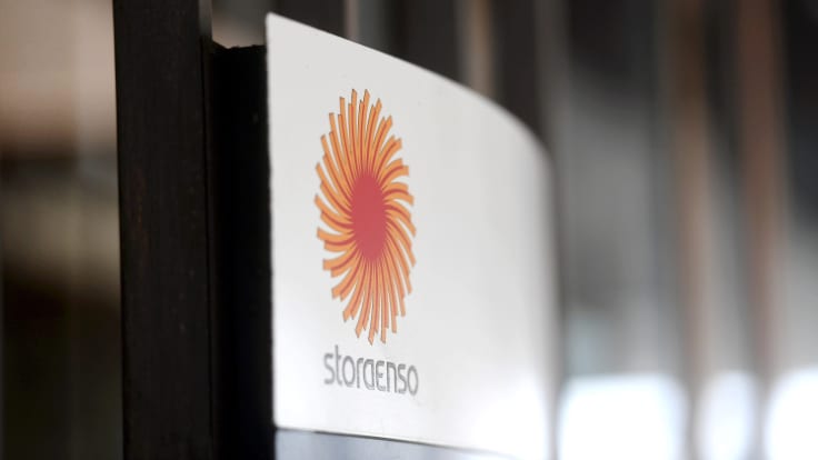 Stora Enson logo Helsingin konttorin portissa.