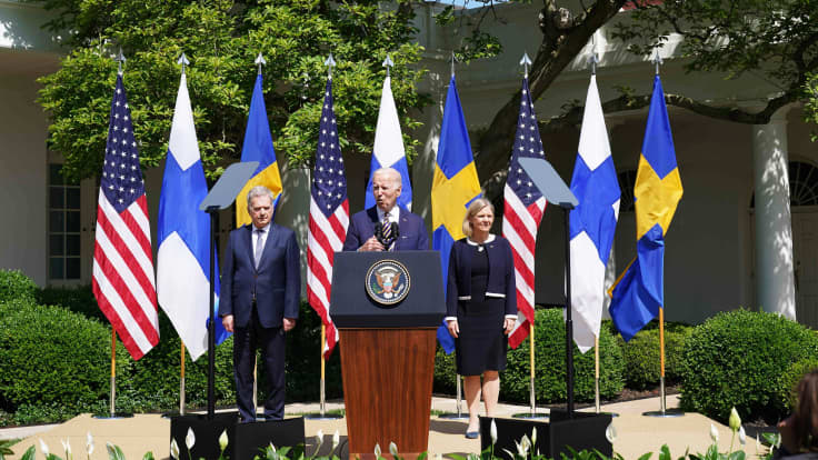 Joe Biden seisoo puhujanpöntön takana ja Magdalena Andersson ja Sauli Niinistö hänen molemmilla puolillaan.