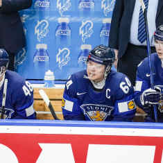 Valtteri Puustinen, Mikael Granlund, Jere Innala istuvat vaihtoaitiossa.
